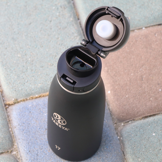 traveler-fliplocktm-lid-u9 96076-R-TravelerLid-Lifestyle-Onyx.png